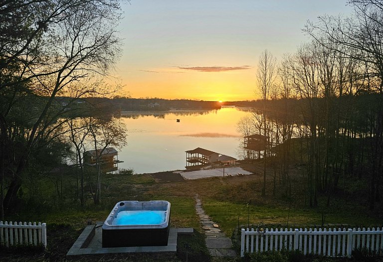 NEW! Lakeside Bliss Hot Tub, Sauna, Game room, Volleyball